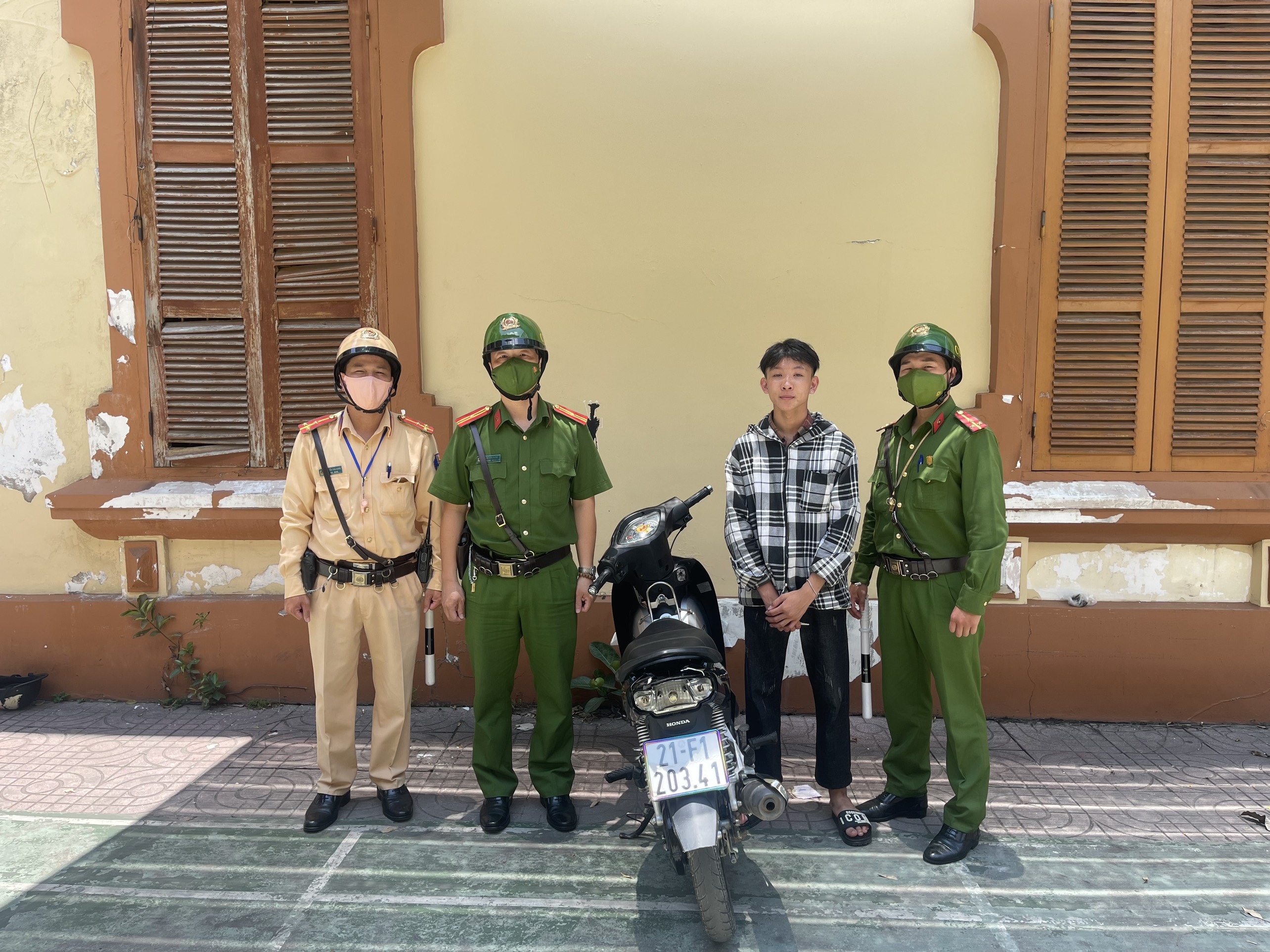 Đội CSGT-TT Công an quận Hồng Bàng: Xử lý nghiêm đối tượng “bốc đầu” xe máy trên đường phố